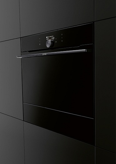 Hochwertiger schwarzer Backofen mit integriertem Display und Knopf