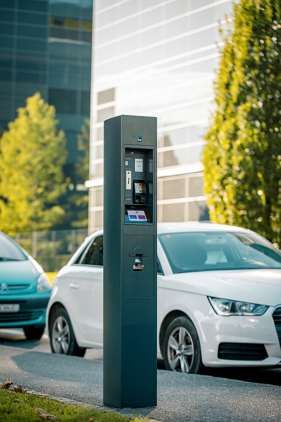 Parksäule mit TFT Display auf Parkplatz